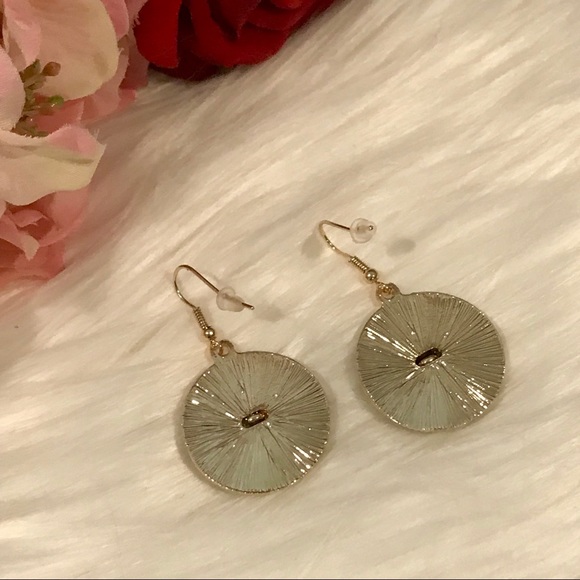 Bee Earrings 🐝 - Picture 4 of 6